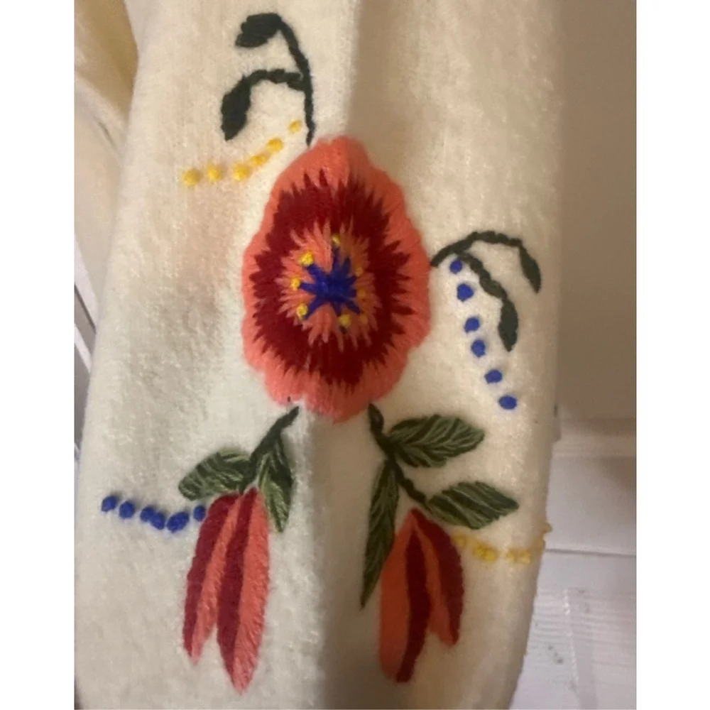 IV HOUSE Cream Embroidered Crew Neck Sweater S